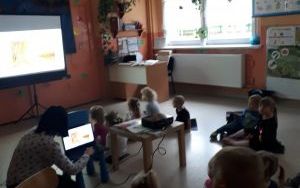 Grupa 3 i 4 latków ogląda film o Jesieni (2)