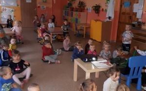 Grupa 3 i 4 latków ogląda film o Jesieni (7)