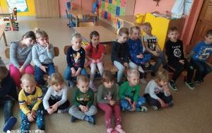 Przedszkolaki oglądają "Jedynkowe Przedszkole" (3)