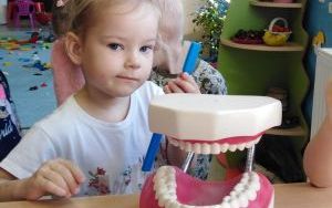 Jak 4 latki dbają o zęby (8)