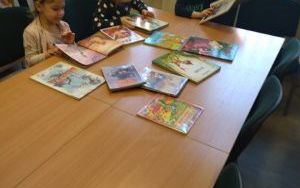 "Dzień Postaci z Bajek" - zajęcia biblioteczne w grupie 5 latków (2)
