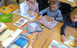 "Dzień Postaci z Bajek" - zajęcia biblioteczne w grupie 5 latków (3)