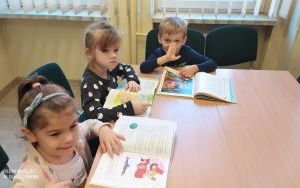 "Dzień Postaci z Bajek" - zajęcia biblioteczne w grupie 5 latków (7)