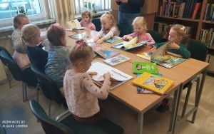 "Dzień Postaci z Bajek" - zajęcia biblioteczne w grupie 5 latków (8)