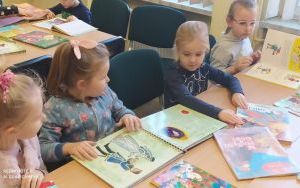 "Dzień Postaci z Bajek" - zajęcia biblioteczne w grupie 5 latków (11)