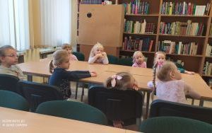 "Dzień Postaci z Bajek" - zajęcia biblioteczne w grupie 5 latków (3)
