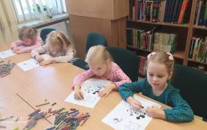 "Dzień Postaci z Bajek" - zajęcia biblioteczne w grupie 5 latków (5)