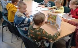 Zajęcia biblioteczne w grupie 6 latków (4)