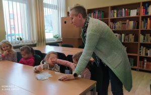 "Dzień Kubusia Puchatka" - zajęcia biblioteczne w grupie 5 latków (3)