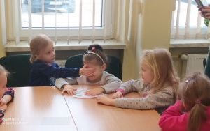 "Dzień Kubusia Puchatka" - zajęcia biblioteczne w grupie 5 latków (6)