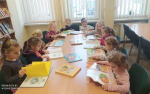 "Dzień Kubusia Puchatka" - zajęcia biblioteczne w grupie 5 latków (9)