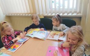 "Dzień Kubusia Puchatka" - zajęcia biblioteczne w grupie 5 latków (10)