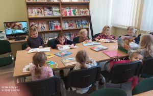 "Dzień Kubusia Puchatka" - zajęcia biblioteczne w grupie 5 latków (1)