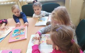 "Dzień Kubusia Puchatka" - zajęcia biblioteczne w grupie 5 latków (3)