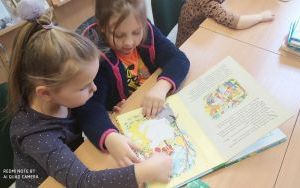 "Dzień Kubusia Puchatka" - zajęcia biblioteczne w grupie 5 latków (4)