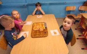 Pieczenie pizzy w grupie 4 latków (2)