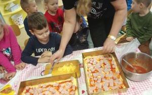 Pieczenie pizzy w grupie 4 latków (1)