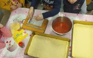 Pieczenie pizzy w grupie 4 latków (13)
