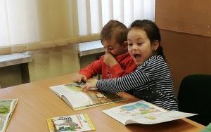 Zajęcia biblioteczne w grupie 6 latków (7)