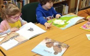 Zajęcia biblioteczne w grupie 5 latków  (1)