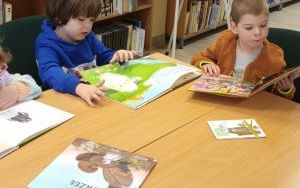 Zajęcia biblioteczne w grupie 5 latków  (2)
