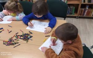 Zajęcia biblioteczne w grupie 5 latków  (14)