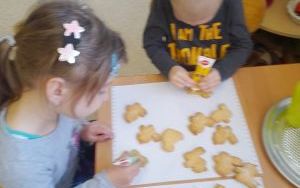 Ozdabianie ciasteczek w grupie 4 latków (2)