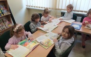 Zajęcia biblioteczne w grupie 5 latków (2)