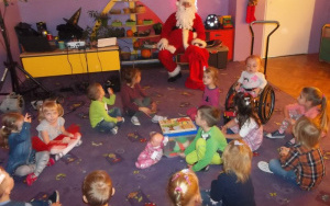 Mikołaj rozdaje dzieciom prezenty