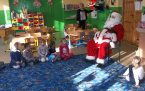Mikołaj rozdaje dzieciom prezenty
