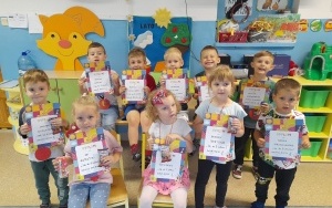 Dzieci z grupy 4 latków otrzymały dyplomy (3)