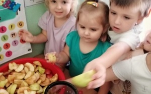 Dzień Jabłka w grupie 3 latków (12)