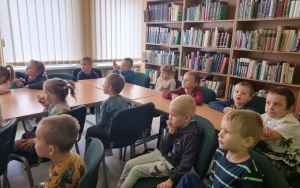 "W krainie baśni" - zajęcia biblioteczne w grupie 5 - 6 latków (5)