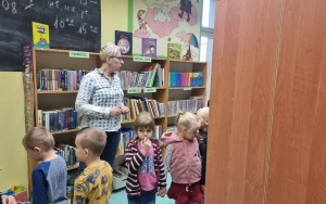 "W krainie baśni" - zajęcia biblioteczne w grupie 5 - 6 latków (8)