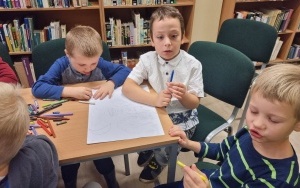 "W krainie baśni" - zajęcia biblioteczne w grupie 5 - 6 latków (9)
