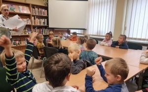 "W krainie baśni" - zajęcia biblioteczne w grupie 5 - 6 latków (10)