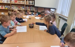 "W krainie baśni" - zajęcia biblioteczne w grupie 5 - 6 latków (12)