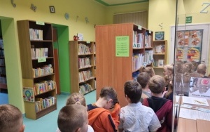 "W krainie baśni" - zajęcia biblioteczne w grupie 5 - 6 latków (13)