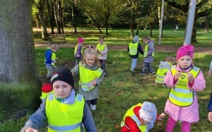 Poszukiwanie jesieni przez dzieci z grupy 5 - 6 latków (2)