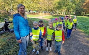 Poszukiwanie jesieni przez dzieci z grupy 5 - 6 latków (10)