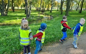 Poszukiwanie jesieni przez dzieci z grupy 5 - 6 latków (3)
