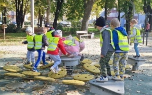 Poszukiwanie jesieni przez dzieci z grupy 5 - 6 latków (3)