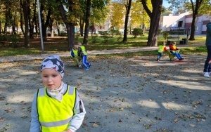 Poszukiwanie jesieni przez dzieci z grupy 5 - 6 latków (4)
