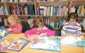 "W wiosce Świętego Mikołaja" - zajęcia biblioteczne grupy 4 - latków