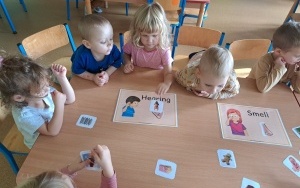 "Poranki ze zmysłami" - zajęcia w grupie 3 - 4 latków (4)