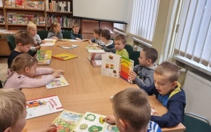 "Warzywa i owoce" - zajęcia biblioteczne w grupie 5 - 6 latków (5)