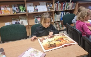 "Królewny i rycerze" - zajęcia biblioteczne w grupie 5 - 6 latków (9)