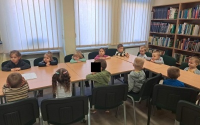 Pierwsza wizyta w bibliotece grupy 3 - 4 latków (16)