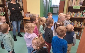 Pierwsza wizyta w bibliotece grupy 3 - 4 latków (2)