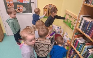 Pierwsza wizyta w bibliotece grupy 3 - 4 latków (3)